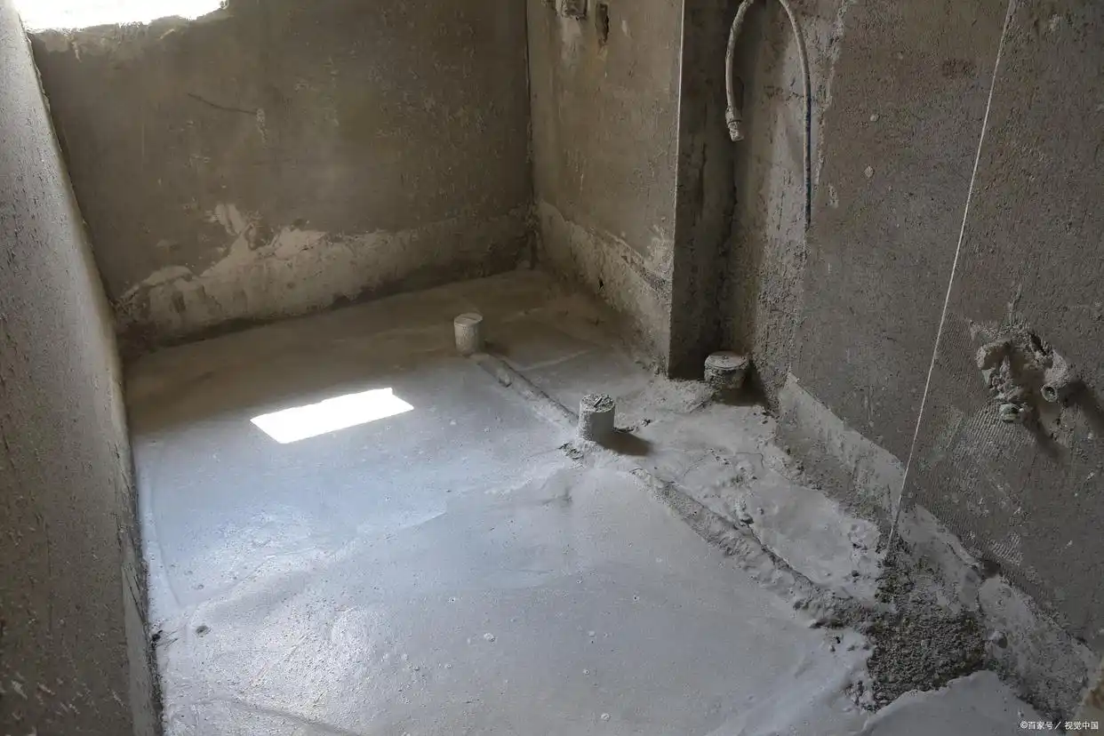 卫生间防水施工现场：水泥基层完成蓄水试验，地面预留排水立管